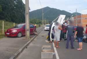 Carro fica de lado após colisão com veículo estacionado em Jaraguá do Sul