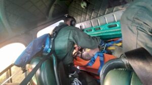 Casal é resgatado pelo helicóptero Águia 01 da PM após se lesionarem em trilha