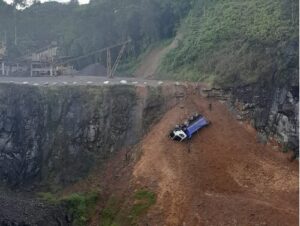 Homem é resgatado após caminhão cair em ribanceira em Jaraguá do Sul