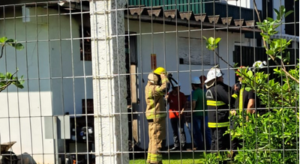 Bombeiros Voluntários de Schroeder atendem a incêndio em depósito de materiais