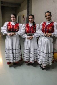 Sünnros Volkstanzgruppe recebe trajes típicos