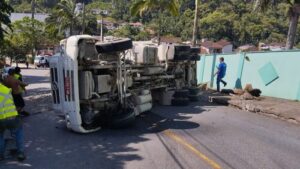 Tombamento de caminhões em Jaraguá do Sul: dois incidentes em um dia