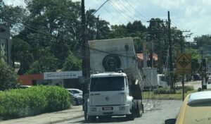 Caminhão caçamba interrompe trânsito ao arrancar fios de postes em Jaraguá do Sul