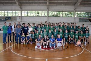 Jogadores da Superliga revelados no município promovem encontro