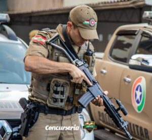 Homem foge da polícia, mas é detido com drogas em Jaraguá.