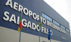 Após enchentes, Aeroporto Salgado Filho reabre nesta segunda no RS