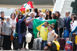 Avião da FAB com brasileiros repatriados pousa em São Paulo