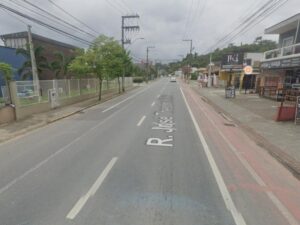 Trecho da Rua José Theodoro Ribeiro em meia pista nesta sexta-feira